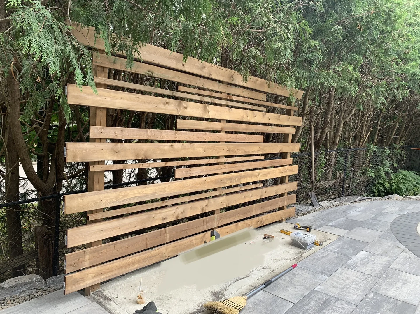 Horizontal wood yard privacy screen